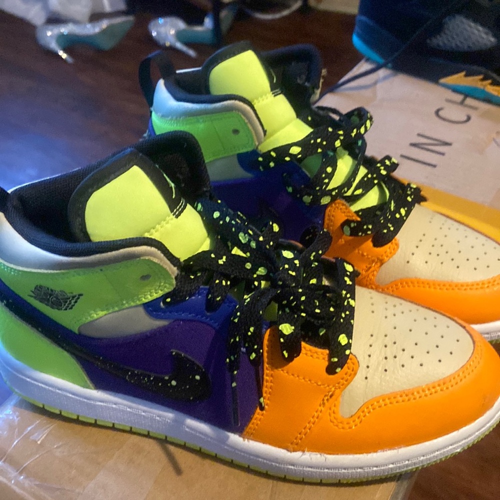 Boys sneaker barely worn